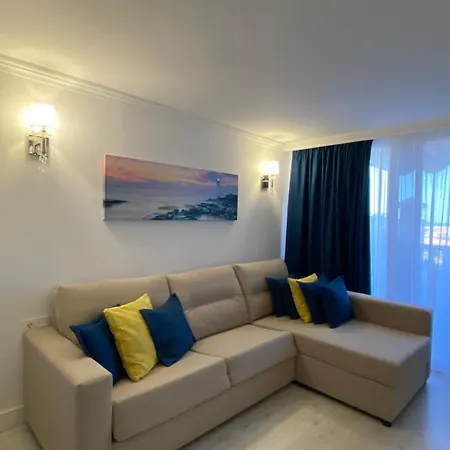 Panoramic View With Big Terrace 아데제